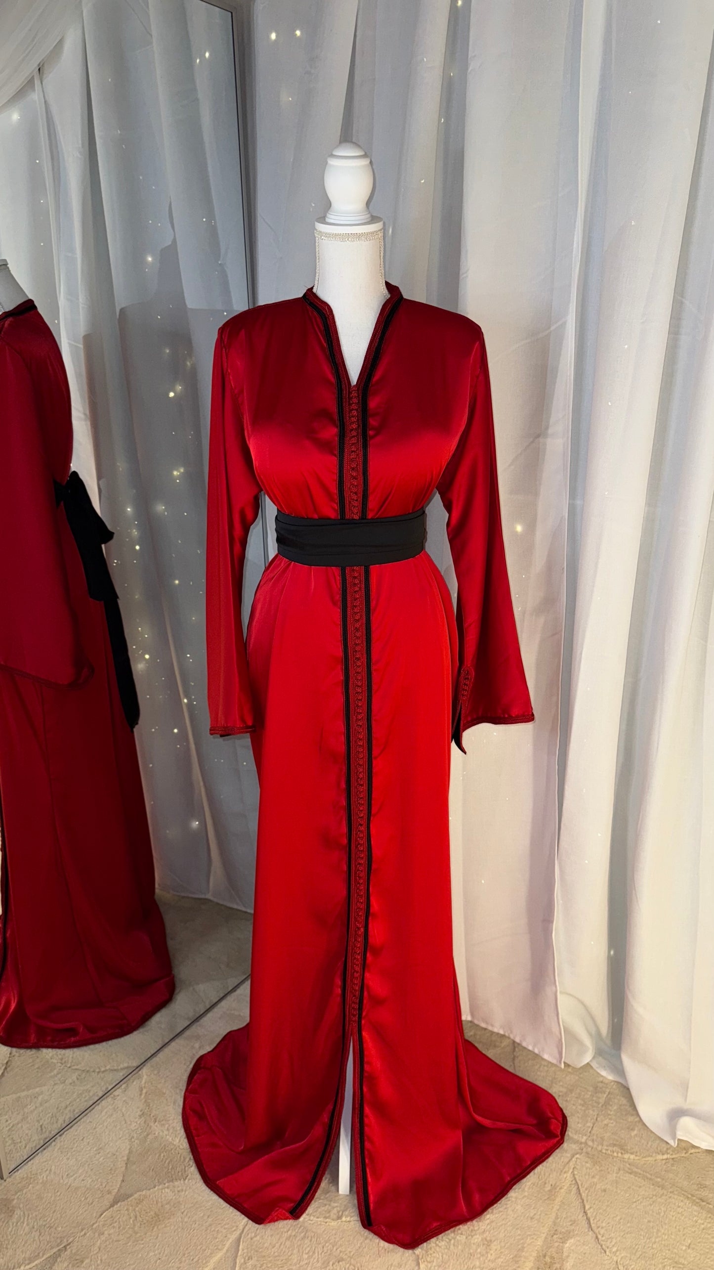 Caftan rouge lignes noires