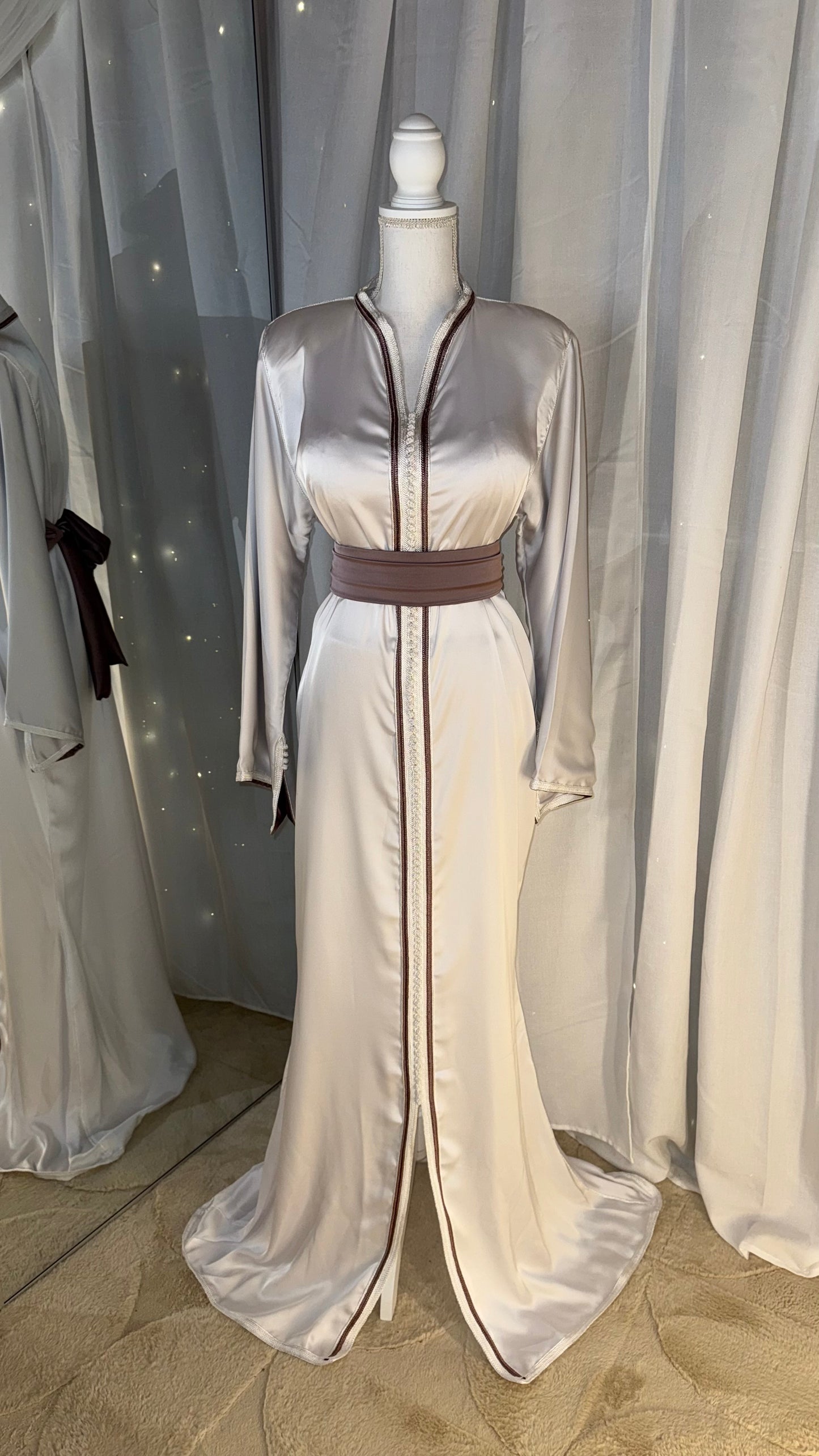 Caftan blanc contrastes marron